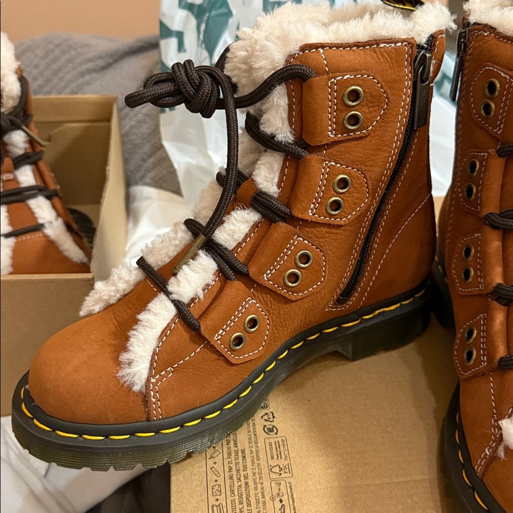 Dr. Martens 1460 Fur Lined Buttersoft Lace Up Boots Tan Brown Women’s New NWOB - Picture 3 of 7